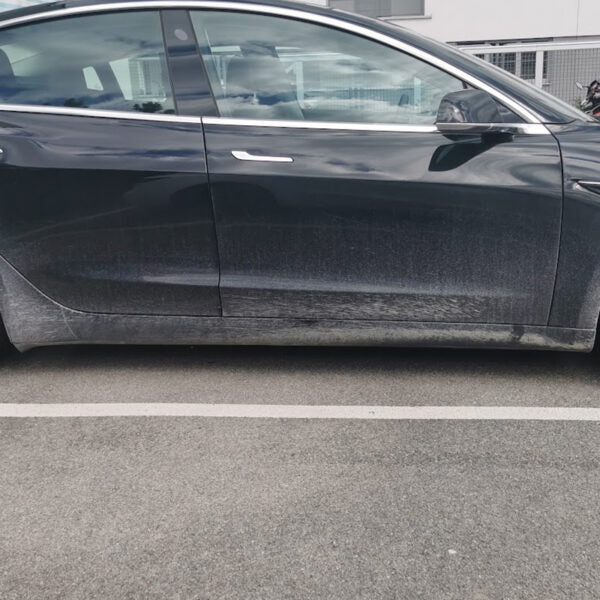 Tesla Model 3 nera vista di lato