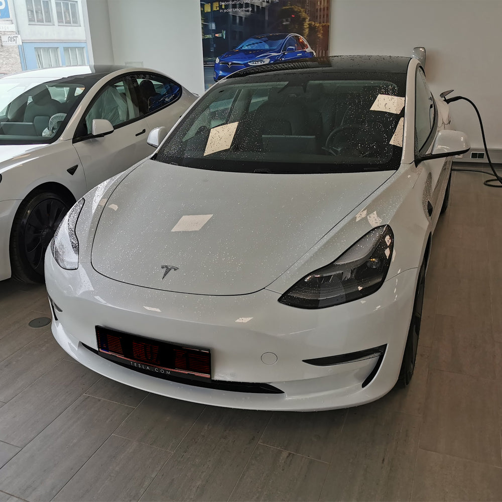 Tesla Model 3 bianca alla consegna nello showroom