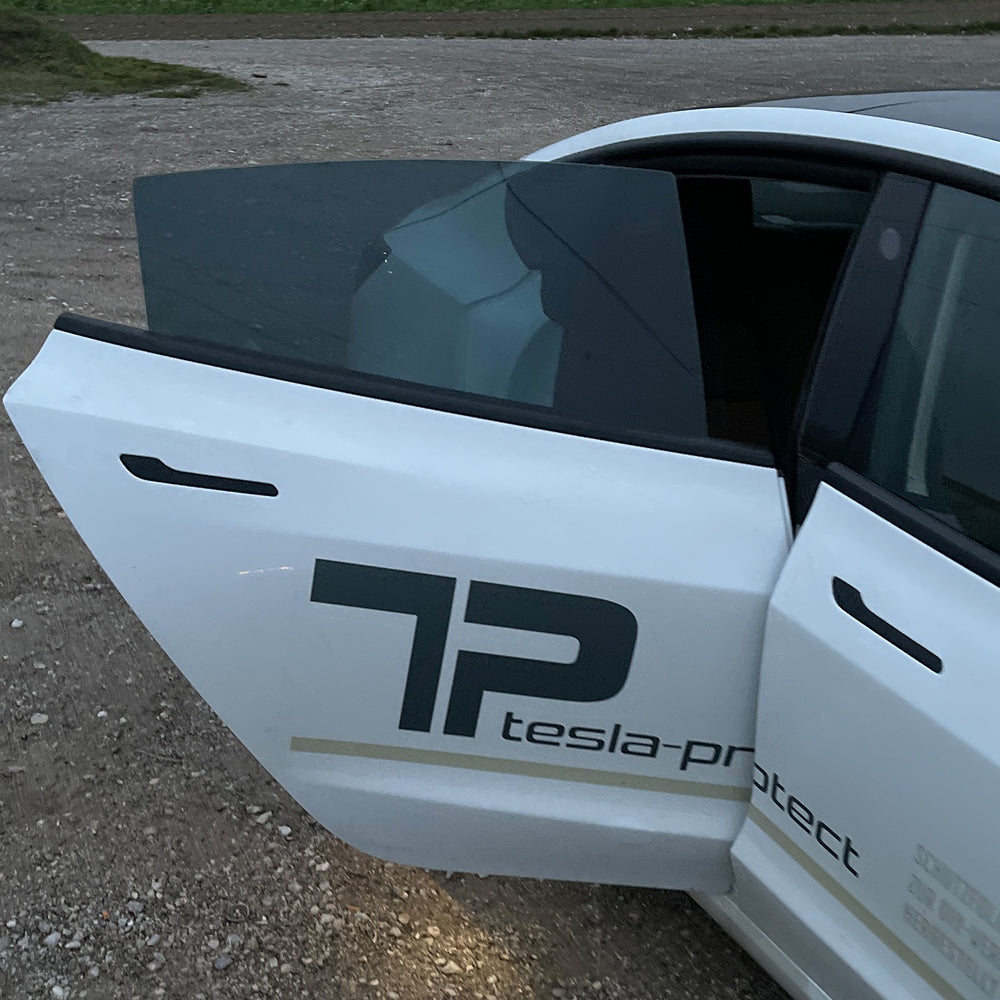 Vetro laterale posteriore oscurato su una Tesla Model 3 bianca
