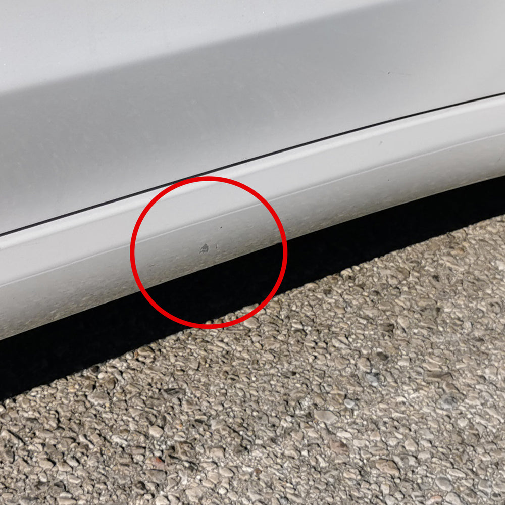 Danno alla vernice segnato in rosso sulla minigonna laterale di una Tesla Model 3 bianca