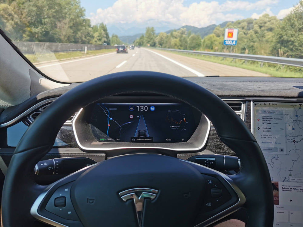 Vista sull’autostrada oltre il volante di una Tesla Model X