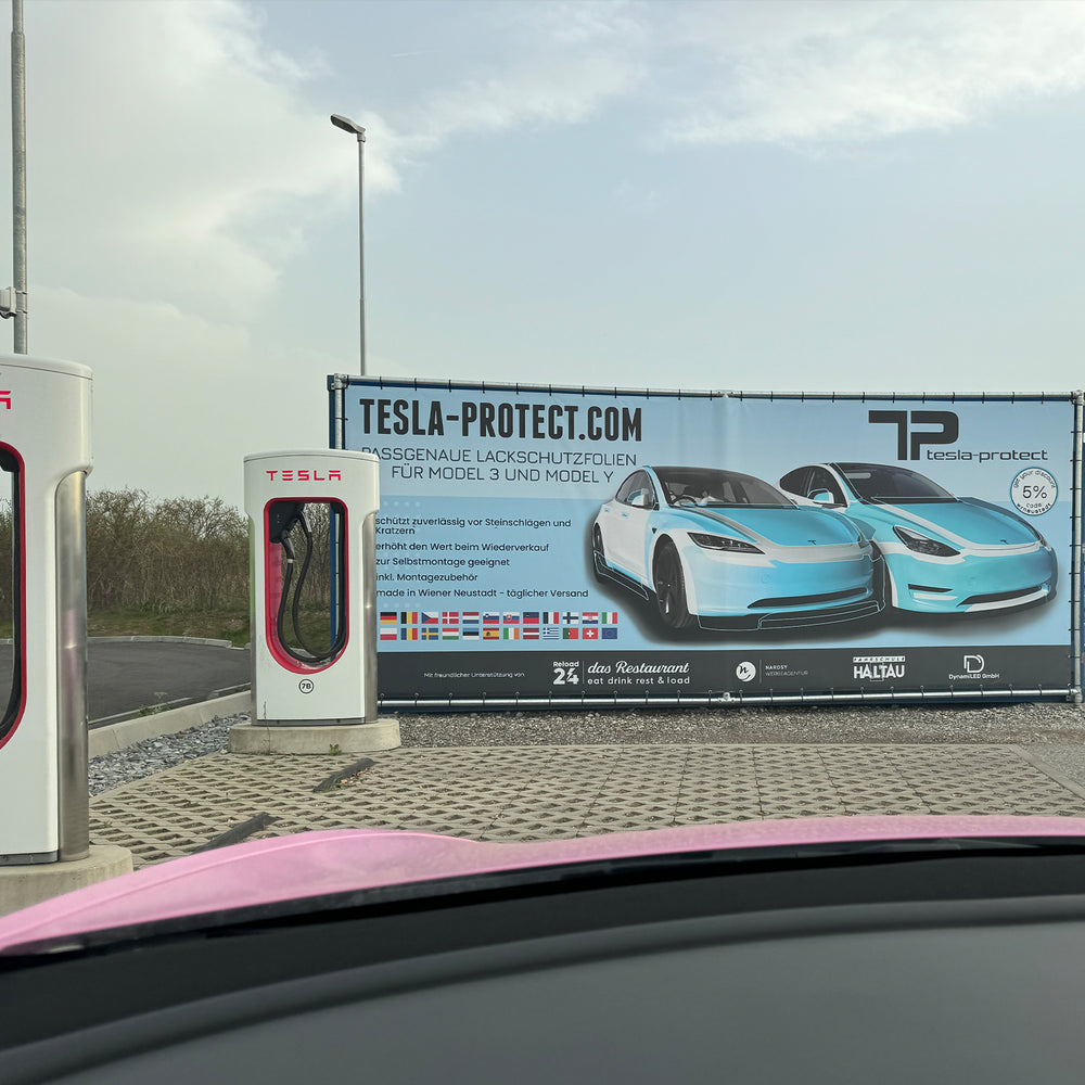 Striscione pubblicitario Tesla-Protect accanto ai Supercharger Tesla