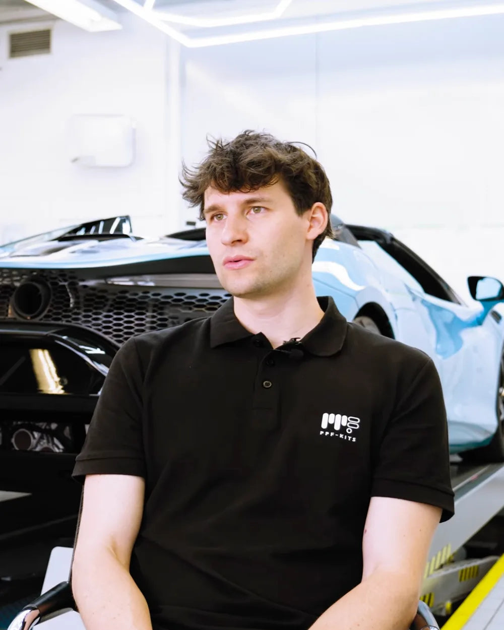 Yannick Lechner, fondatore di Tesla-Protect, nel laboratorio di pellicole