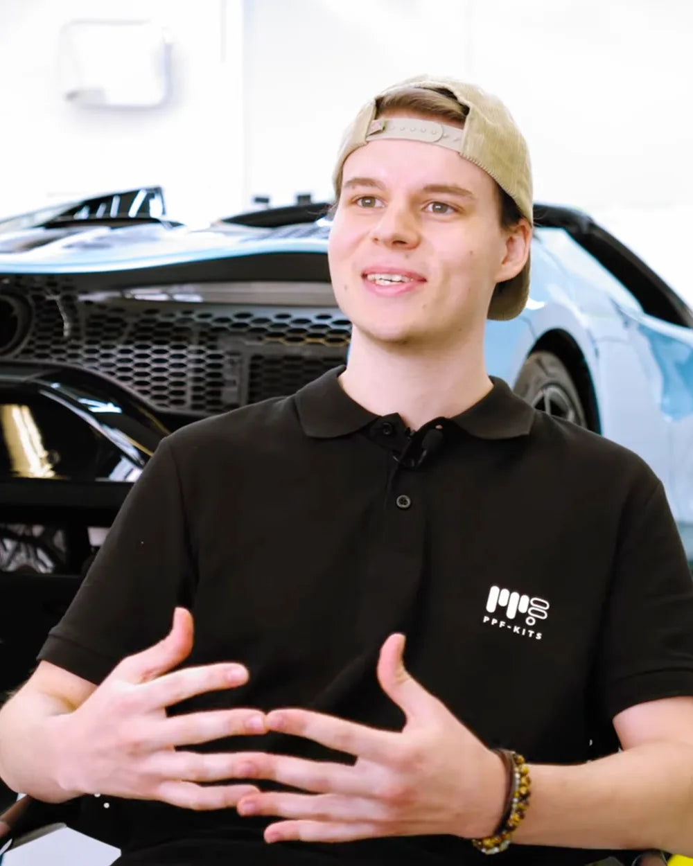 Benedikt del team Tesla-Protect nel laboratorio di pellicole